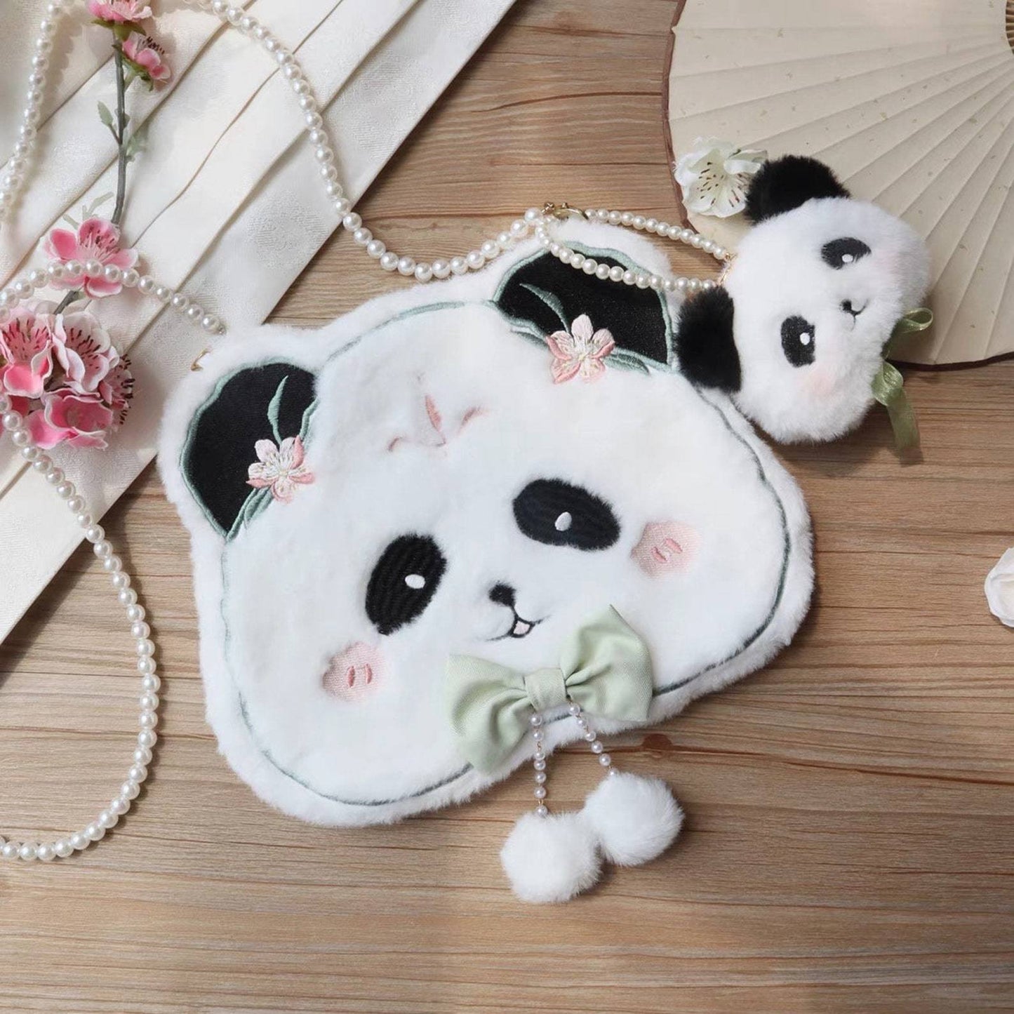 Bolso de felpa con cadena de perlas y bordado de panda de invierno