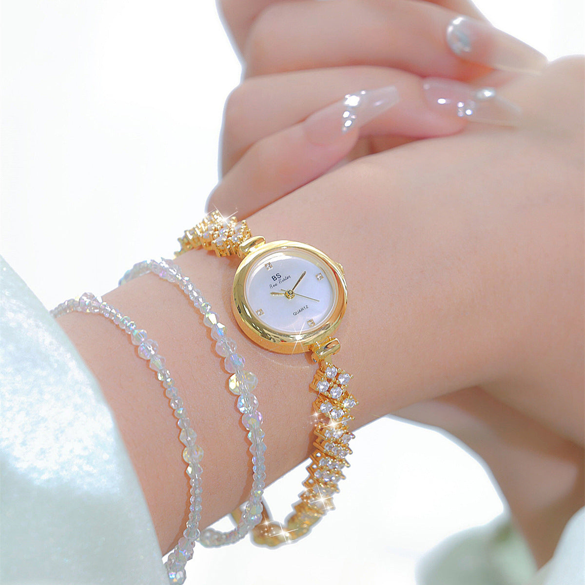 Reloj de cadena pequeña en oro y plata con diamantes de lujo y luz de sirena