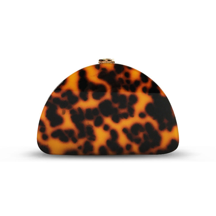 Clutch acrílico semicircular con estampado de leopardo para mujer