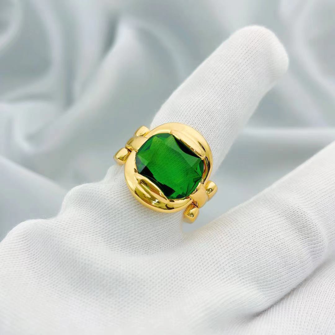 Emerald Gold Vintage Personality Ring