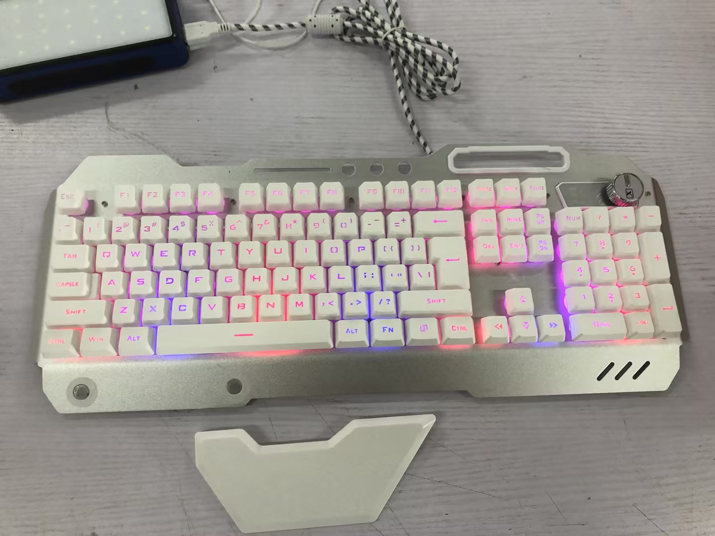 Teclado ergonómico para juegos con cable y soporte para teléfono con retroiluminación RGB