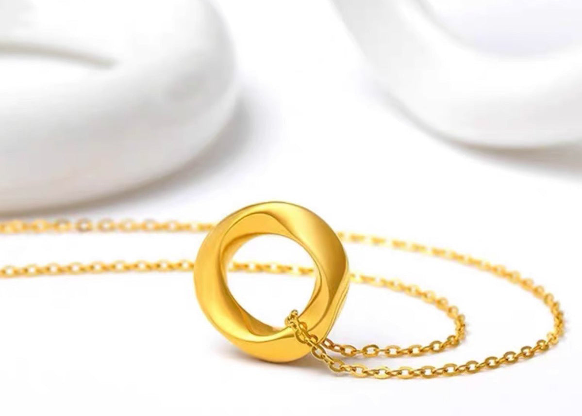 Women's Fashion Mobius Strip Pendant Necklace