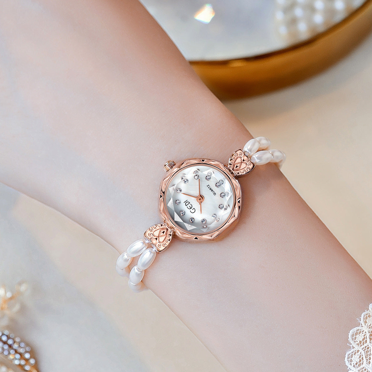 Women's Niche Creative And Slightly Luxury Pearls Strap Watch