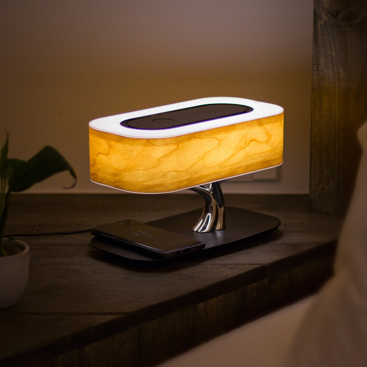 Lámpara de mesa con árbol creativo, altavoz de música Compatible con Bluetooth, luz de mesita de noche, luces de escritorio con carga inalámbrica para teléfono regulable