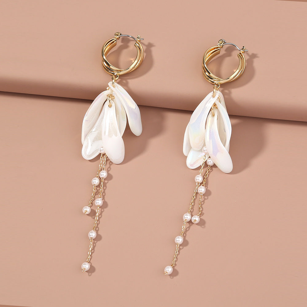 C-shaped Earhook with colorful pearls and white petals