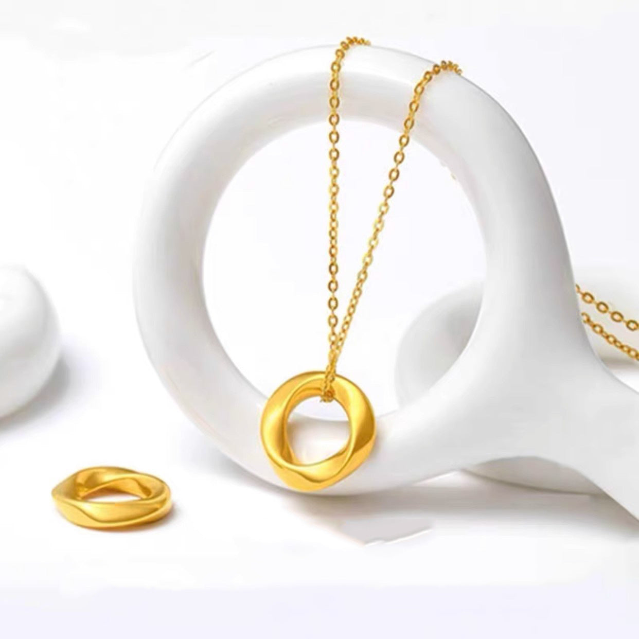 Women's Fashion Mobius Strip Pendant Necklace