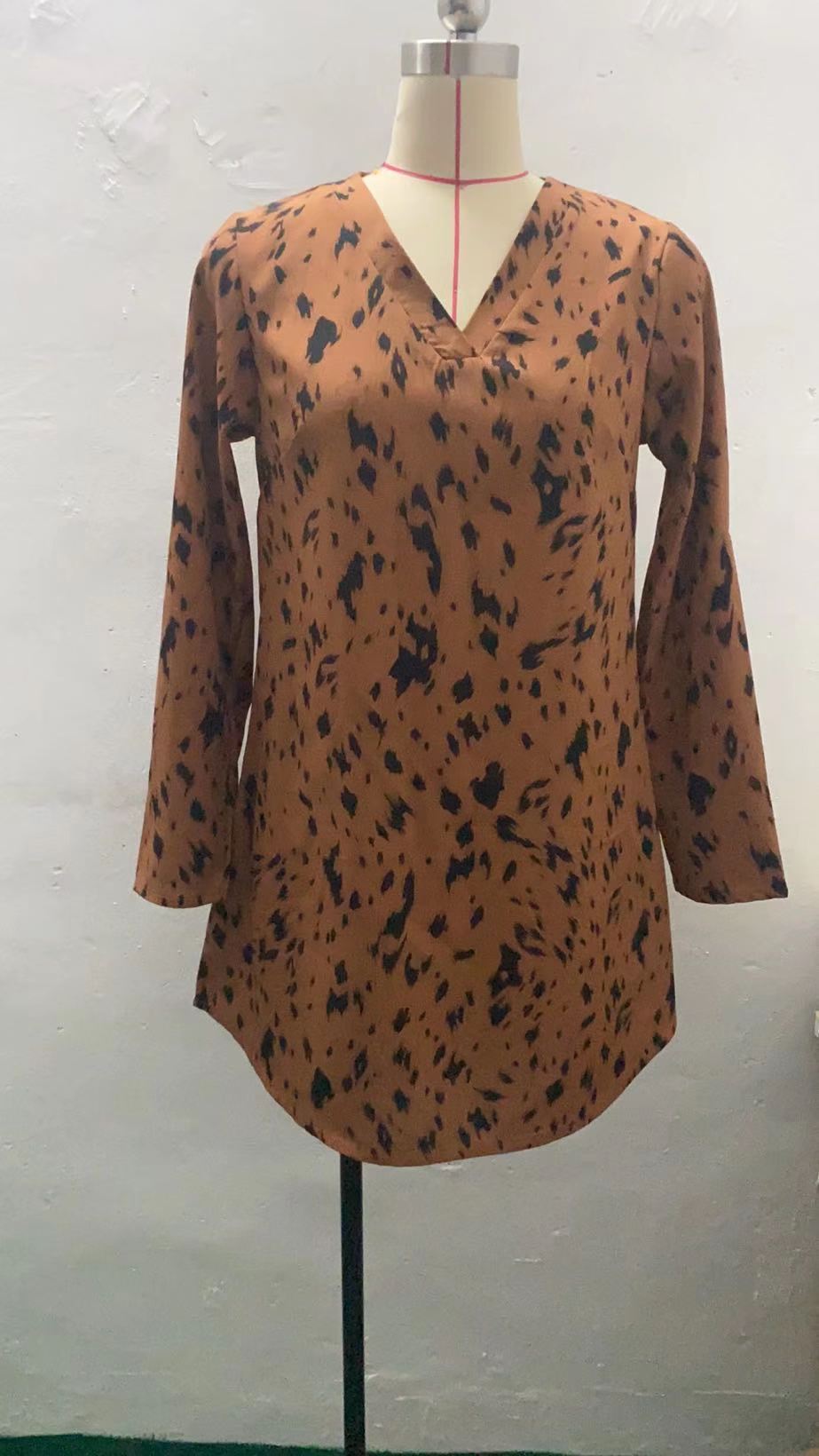 Vestido ajustado de manga larga con cuello levantado y estampado de leopardo