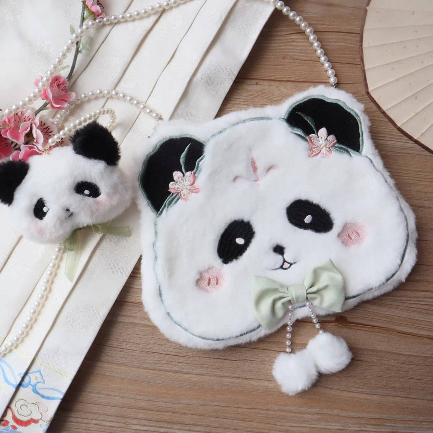 Bolso de felpa con cadena de perlas y bordado de panda de invierno